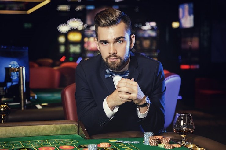 Dealer mahkota jitu membagikan kartu baccarat di studio HD dengan multiple cameras